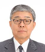 メガネをかけたスーツ姿の男性

自動的に生成された説明