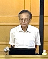 戸棚, 屋内, 男, 座る が含まれている画像

自動的に生成された説明